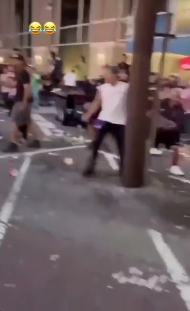 pg旗舰站官网-一团乱💥网传迈阿密、西雅图球迷群殴，互扔杂物+挥棍打人